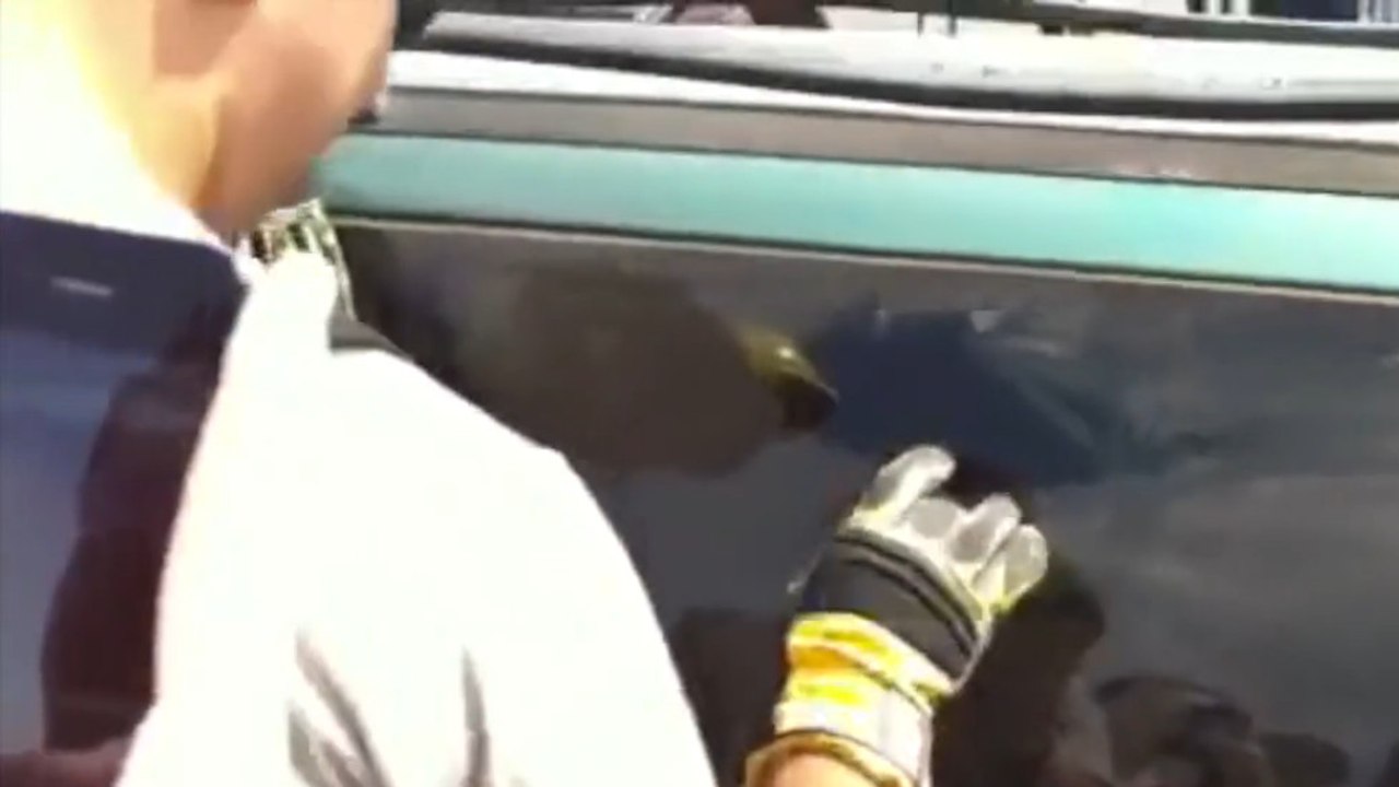 Il montre comment briser une vitre de voiture avec deux doigts