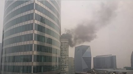 Paris : les images de l'incendie dans une tour du quartier de La Défense