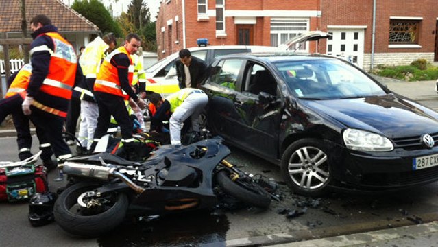 Un accident de moto lui sauve la vie