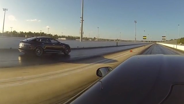 Un duel entre une Tesla S P85D et une Ferrari F12
