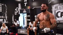 UFC : Tête ensanglantée, phalanges brisées, Mike Perry va quand même combattre le week-end prochain