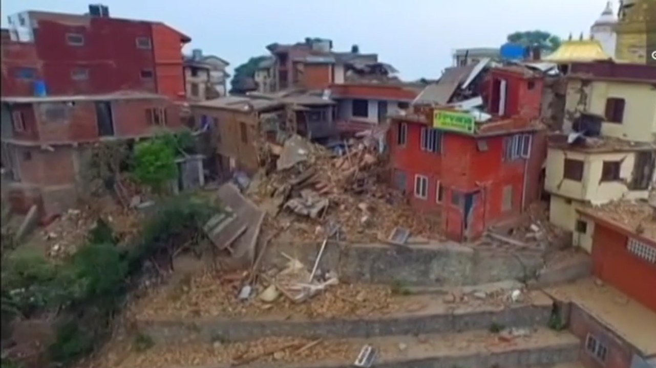 Un drone filme les décombres de la ville de Katmandou après le séisme
