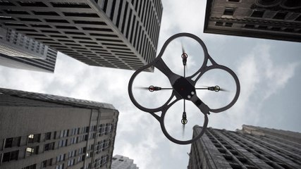 Il fait des acrobaties aériennes avec son drone dans un immeuble abandoné