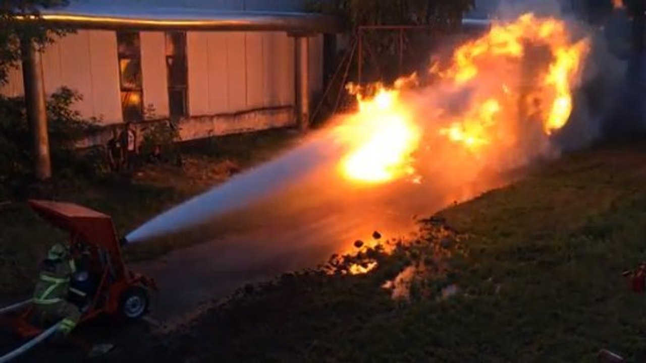 Un duel entre une lance d'incendie et un lance...