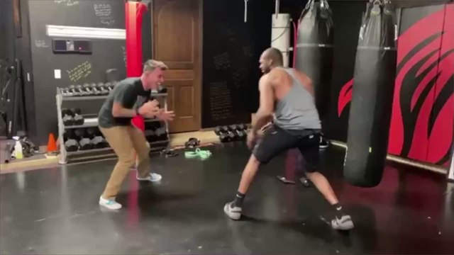 UFC : Steve-O de Jackass s'essaye au MMA et se fait détruire par Jon Jones et Holly Holm