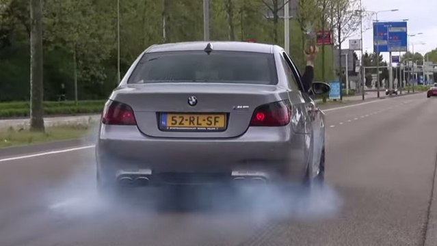 Le moteur de cette BMW M5 V10 fait raisonner tout le circuit