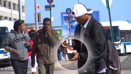 Il fait une chose incroyable après avoir trouvé un portefeuille