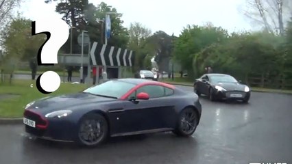 Un défilé de supercars arrive par hasard sur un rond point