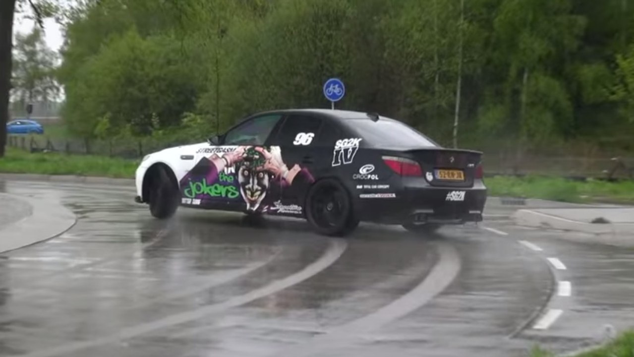 Une session drift autour d'un rond-point en BMW M5 V10