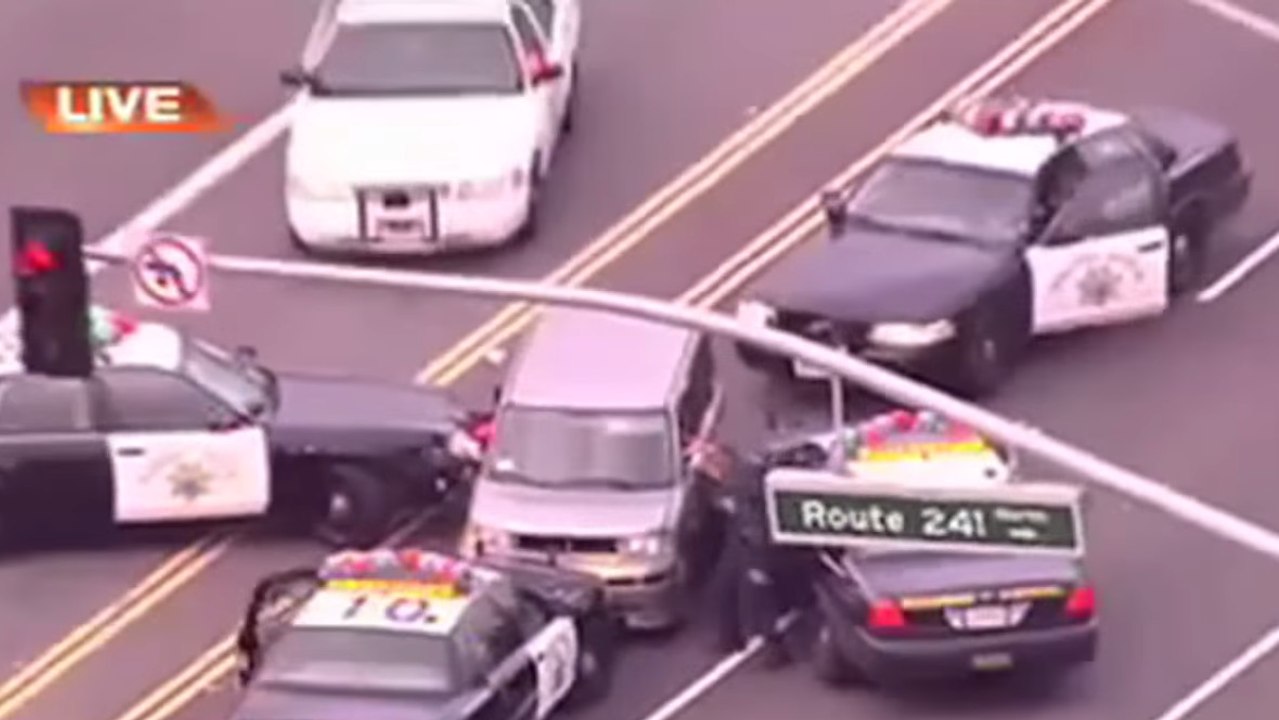 Une folle au volant nargue la police pendant une course poursuite