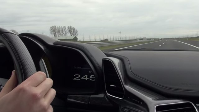 Il pousse sa ferrari 458 Spyder de 570 chevaux sur l'autoroute