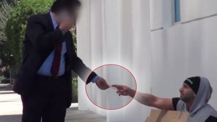 Ce SDF offre un magnifique présent aux passants