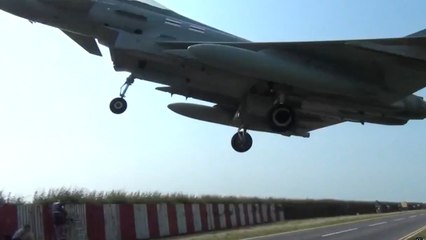 Des spectateurs venus admirer l'atterrissage Eurofighter Typhoon ont failli se faire happer