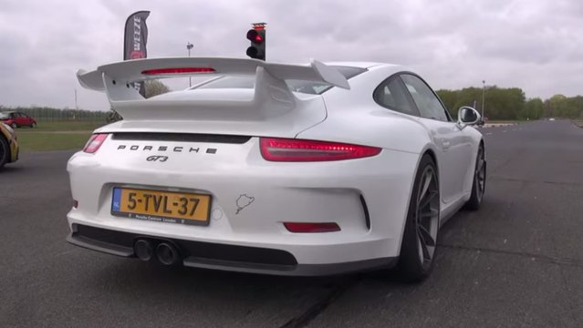 Une Porsche 911 GT3 réalise des départs hallucinants