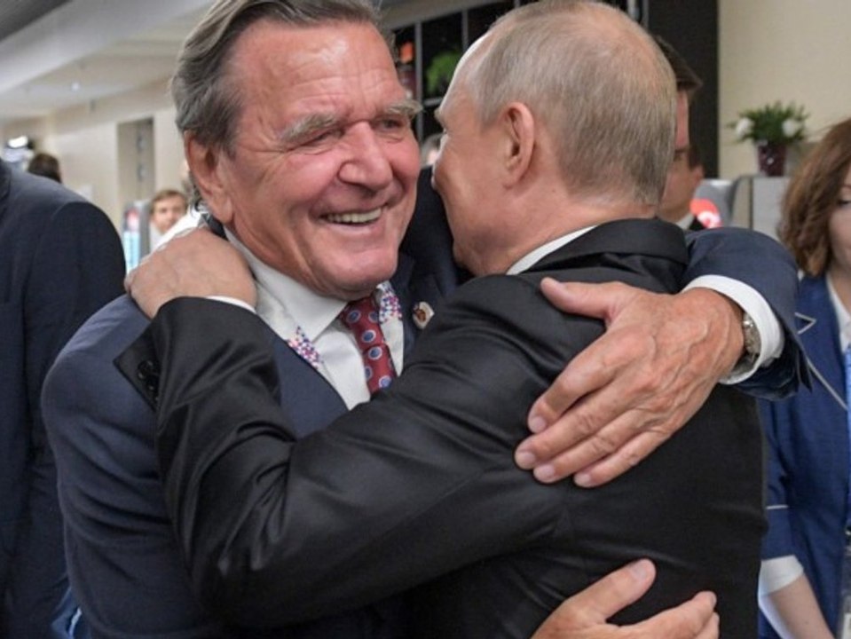 Gerhard Schröder bei Wladimir Putin: So reagiert das Netz