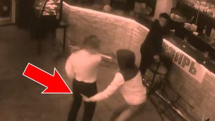 Il touche les fesses de la serveuse, elle le met instantanément KO