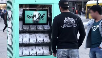 Un distributeur de T-shirts à deux euros fait réfléchir ses clients