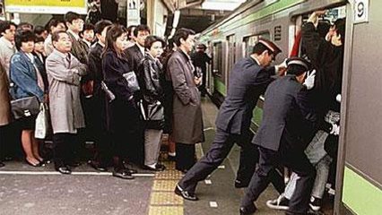 Voilà à quoi ressemble le métro du Japon à l'heure de pointe