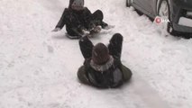 Kar çocukların eğlencesi oldu... Fırın tepsisiyle kayan çocuklar kar tatilinin tadını çıkardı