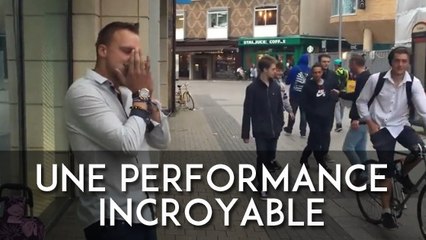 Il montre tous ses talents de musicien pour venir en aide à un SDF