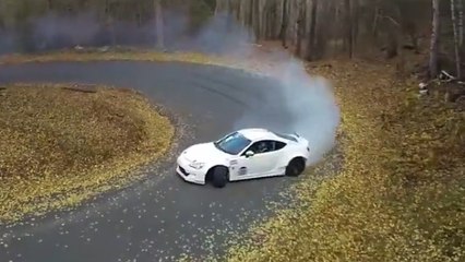 Une très grosse leçon de drift en pleine montagne