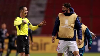 Football : Un Brésilien se coupe les testicules et quitte la pelouse avec le short en sang