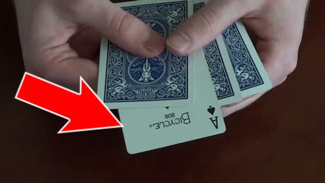 Un magicien réalise un tour de magie incroyable avec seulement quatre cartes