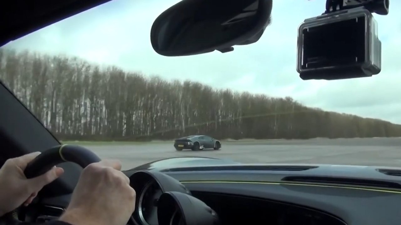 Une Porsche 918 Spyer affronte une Lamborghini Huracan en ligne droite