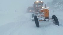 Kapalı yolları açmaya çalışan ekip karda mahsur kaldı