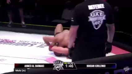 Download Video: MMA : Fou de rage, un combattant refuse de lâcher sa soumission puis s'en prend à l'arbitre