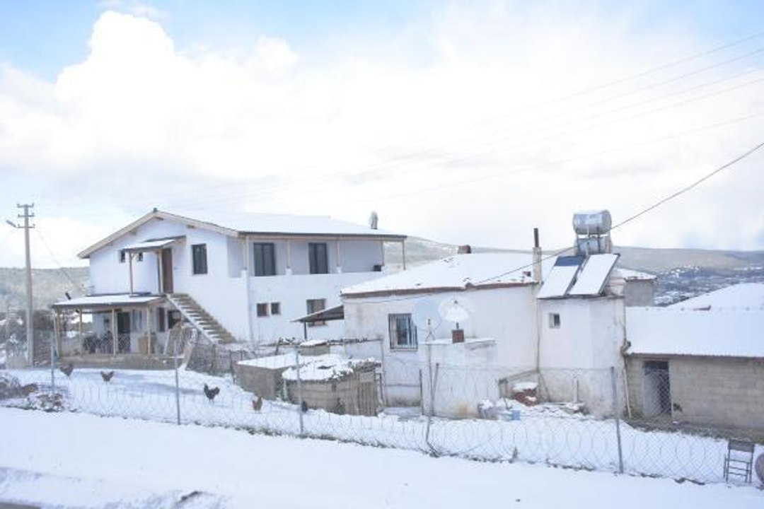 Çeşme'ye kar yağdı