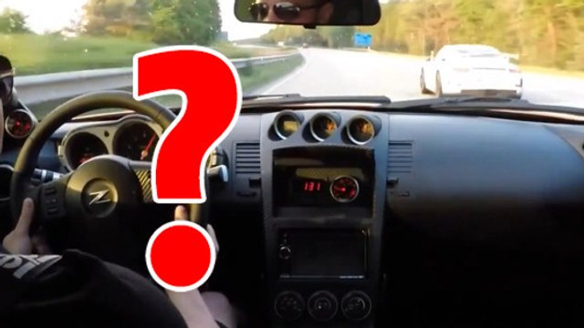 Deux voitures de sport en pleine course se font battre par le plus improbable des véhicules