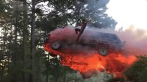 Il saute d'une voiture enflammée !