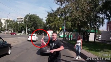 Lors d'un road rage en Russie, un homme sort une hachette et un pistolet