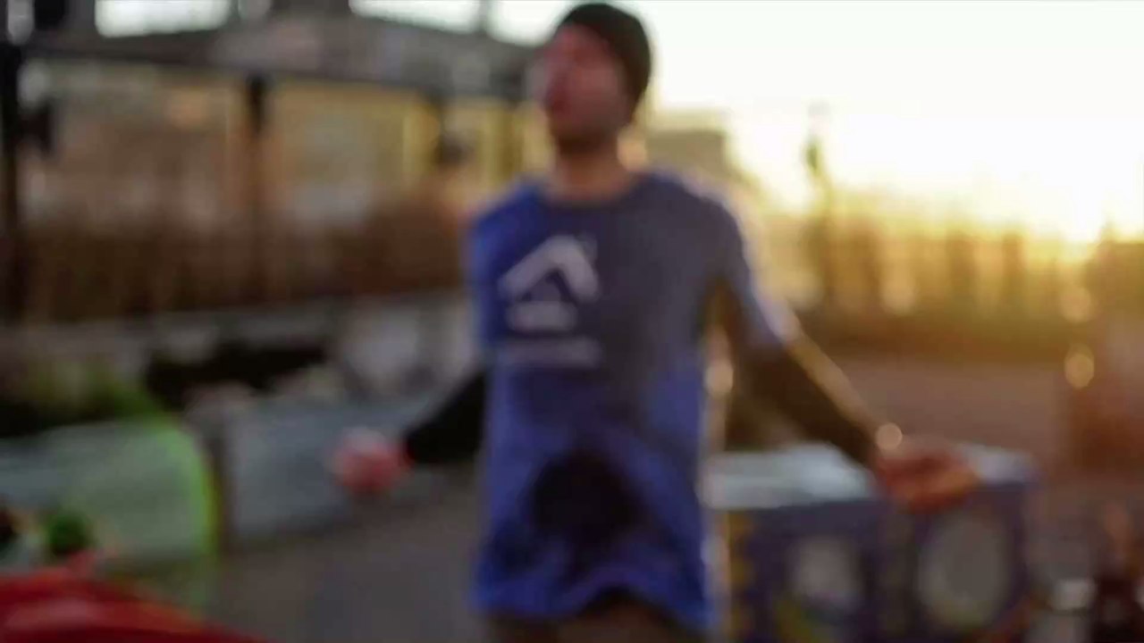 Insolite : Cette photo du même joueur dans deux équipes différentes, et en tribunes au même moment