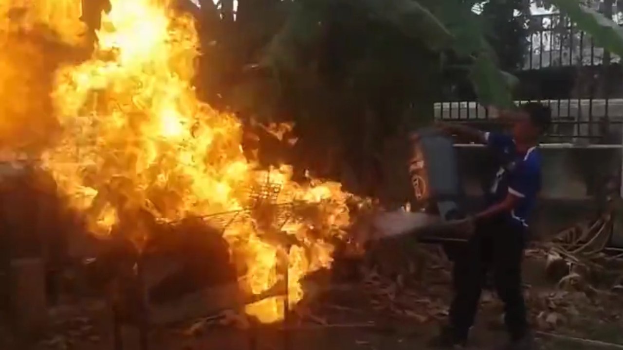 Voilà comment on allume un barbecue en Thaïlande !