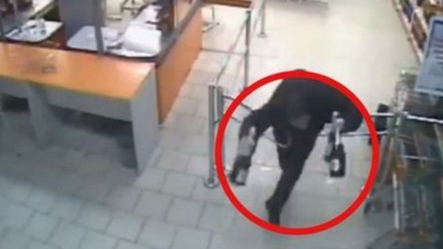 Ce voleur de bouteilles aurait dû moins se presser pour sortir du magasin