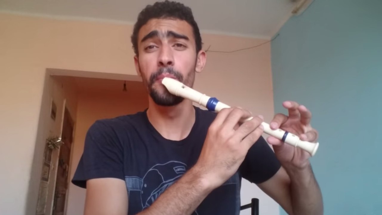 Ce mec réalise une performance incroyable de beatbox avec une flûte