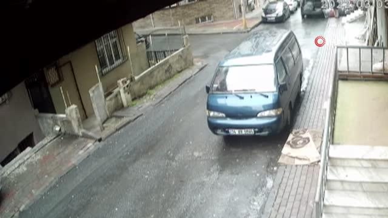 Son dakika haber... Küçükçekmece'de hırsız, girdiği evde önce kahvaltı yaptı sonra televizyonu çaldı... Hırsızlık anları kamerada