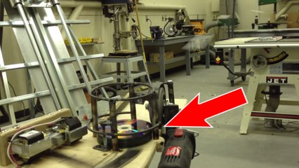 Il trouve une technique incroyable pour s'amuser avec ses vieux CD