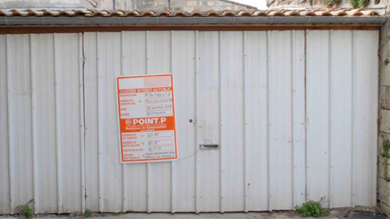 Derrière cette porte de garage se cache quelque chose de surprenant