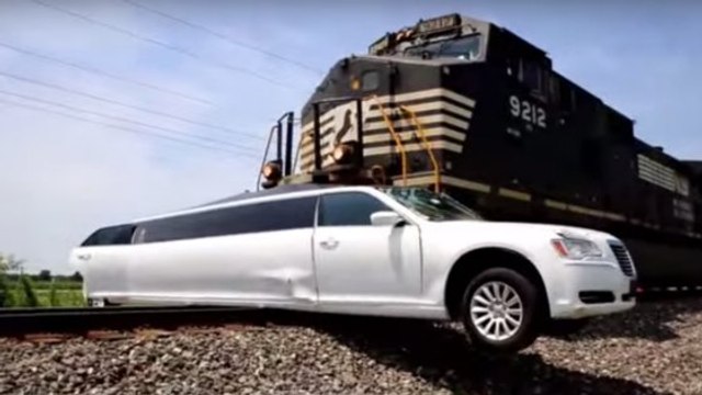 Un train percute une limousine restée bloquée sur une voie de chemin de fer
