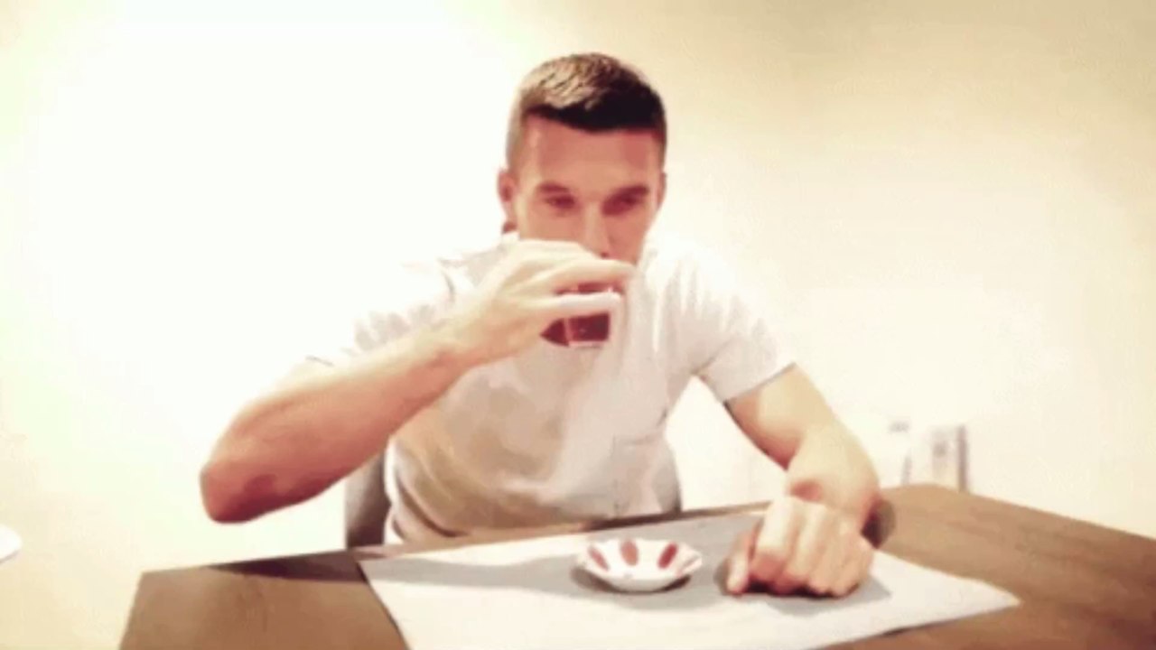 Insolite : le champion du monde Lukas Podolski arrêtera le football pour le hockey sur glace