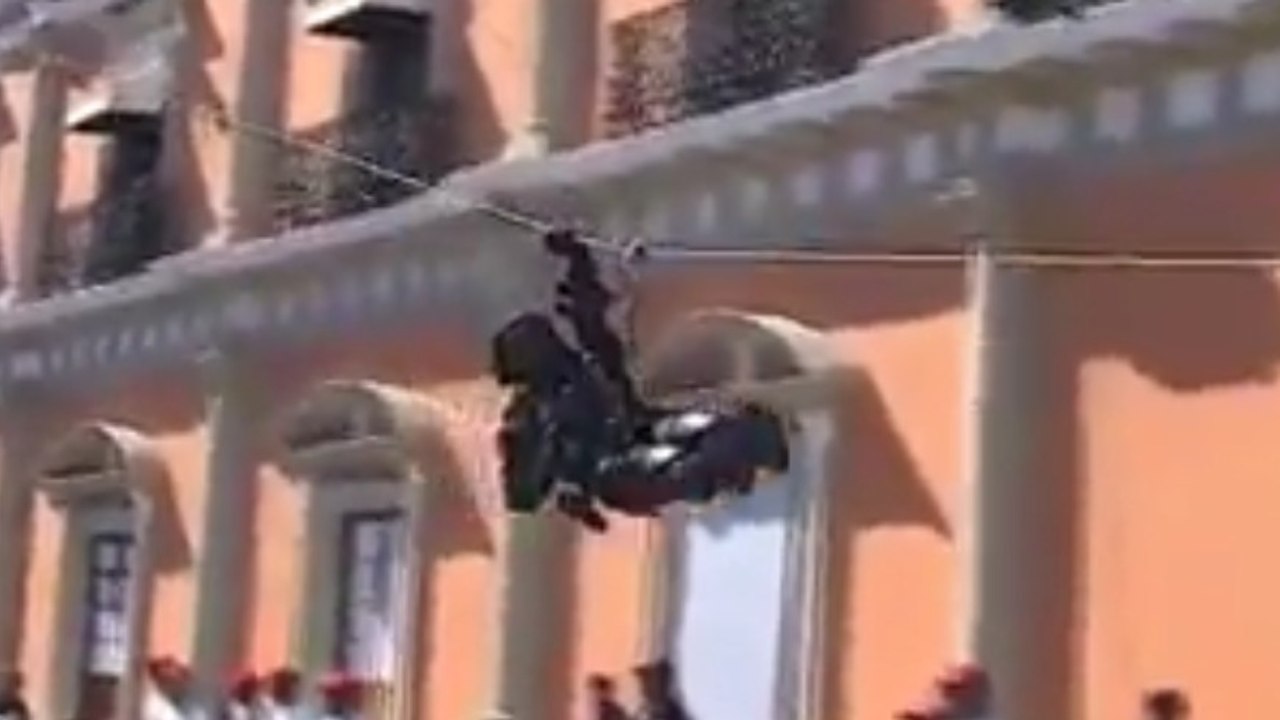 Un policier mexicain fait une chute de tyrolienne super impressionnante