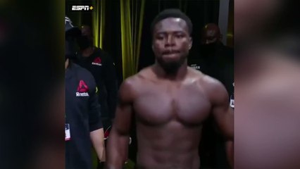 UFC : Il ne lâche pas son adversaire des yeux et le met KO en 30 secondes