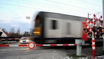 Un homme s'amuse à faire des roulades sous un train en marche