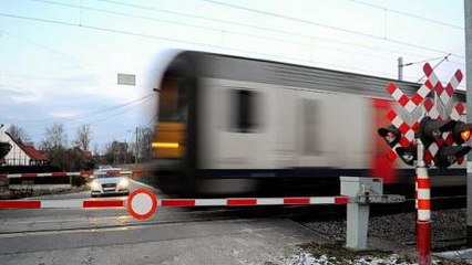 Un homme s'amuse à faire des roulades sous un train en marche