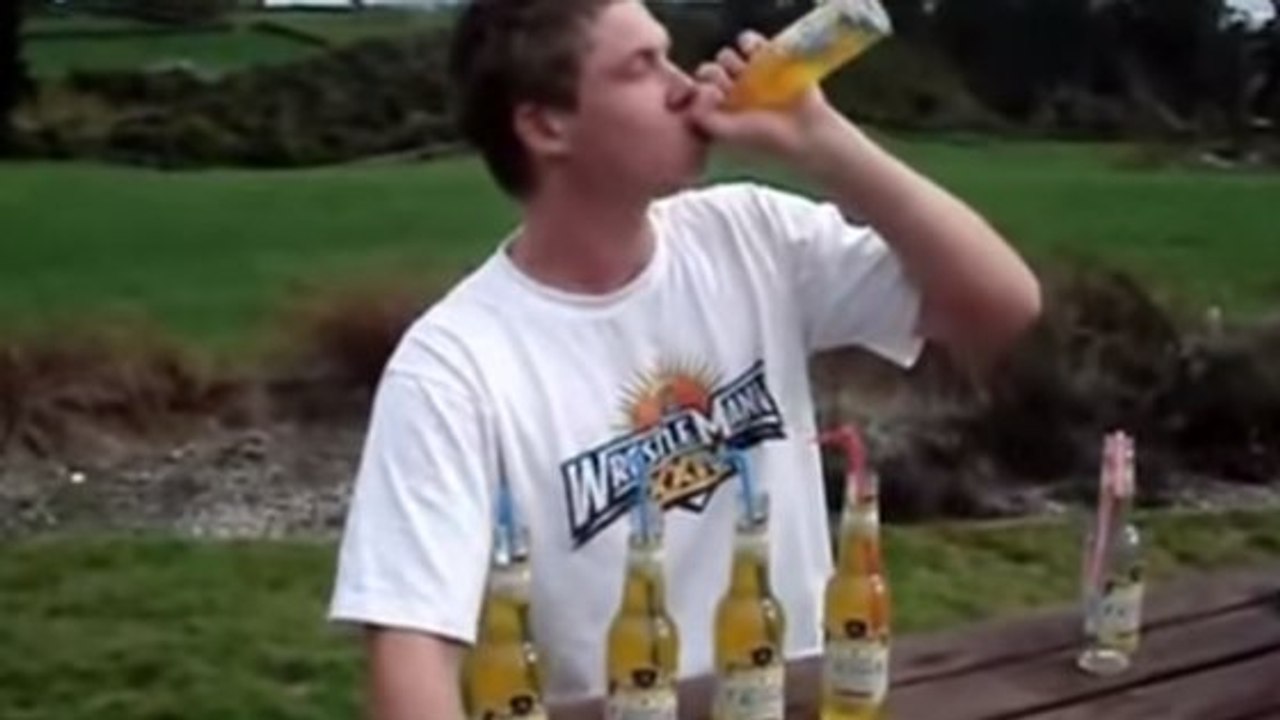Il boit six bières d'un coup et se ridiculise