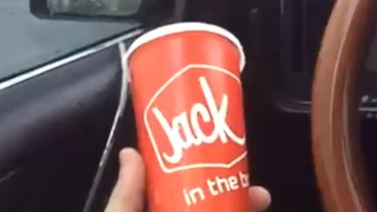 Ce mec a trouvé la solution idéale pour faire tenir son gobelet en voiture