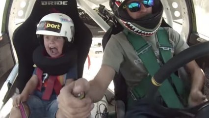 Un papa pilote de course emmène son enfant de 5 ans faire des drifts